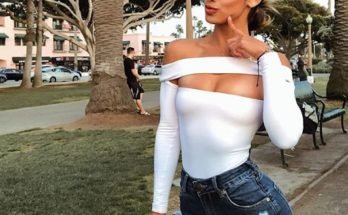 Eva Quiala standind on the street in blue tight jeans