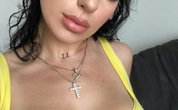 Iyamlindsay wearing a yellow clothe